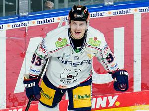Leo Pföderl schießt den Auftakttreffer für die Eisbären Berlin in der Champions Hockey League.