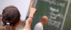 Eine Schülerin meldet sich im Unterricht.