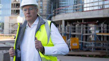 Als Ministerpräsident von Rheinland-Pfalz hält Schweitzer engen Kontakt zur großen US-Militärpräsenz im Bundesland.