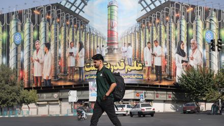 Ein Mann passiert ein Gebäude mit einem iranischen Propagandabild in Teheran (Symbolbild).