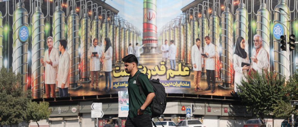 Ein Mann passiert ein Gebäude mit einem iranischen Propagandabild in Teheran (Symbolbild).