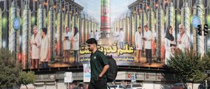 Ein Mann passiert ein Gebäude mit einem iranischen Propagandabild in Teheran (Symbolbild).