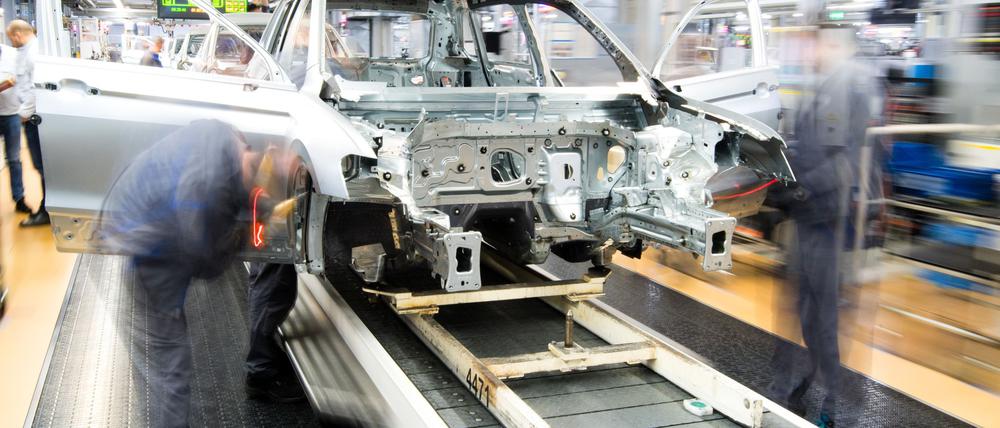 Die Arbeitslosenzahlen steigen in der Regel über den Sommer, weil Unternehmen vor den Ferien weniger einstellen und Ausbildungsverhältnisse enden. (Archivbild)