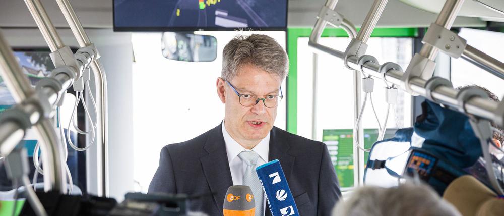 Verkehrsminister Schnieder zeigt sich nach seiner Fahrt im autonomen Bus beeindruckt.