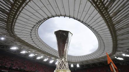 Der Europa-League-Pokal ist mit 15 Kilogramm die schwerste Trophäe der UEFA.