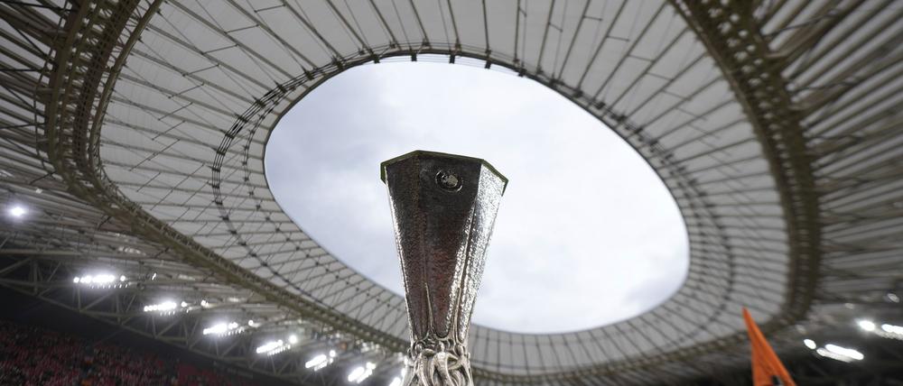 Der Europa-League-Pokal ist mit 15 Kilogramm die schwerste Trophäe der UEFA.