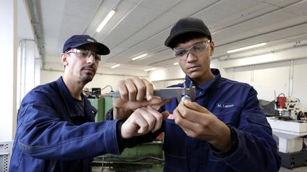 Ein Auszubildender bei der Deutschen Bahn AG in der Metallwerkstatt.