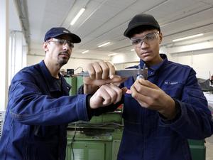 Die Deutsche Bahn AG eroeffnet die groesste Ausbildungswerkstatt fuer kuenftige Eisenbahner und Eisenbahnerinnen in Berlin - Auszubildende der Deutschen Bahn AG in der Metallwerkstatt, DEU, Berlin, 07.02.2024 *** Deutsche Bahn AG opens the largest training workshop for future railroad workers in Berlin Deutsche Bahn AG trainees in the metal workshop, DEU, Berlin, 07 02 2024
