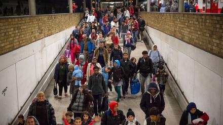 552 Geflüchtete kommen 2015 in einem Sonderzug aus Salzburg in Berlin an. In dem Jahr kamen so viele Menschen, dass Politik, Behörden, wir alle, überfordert waren.