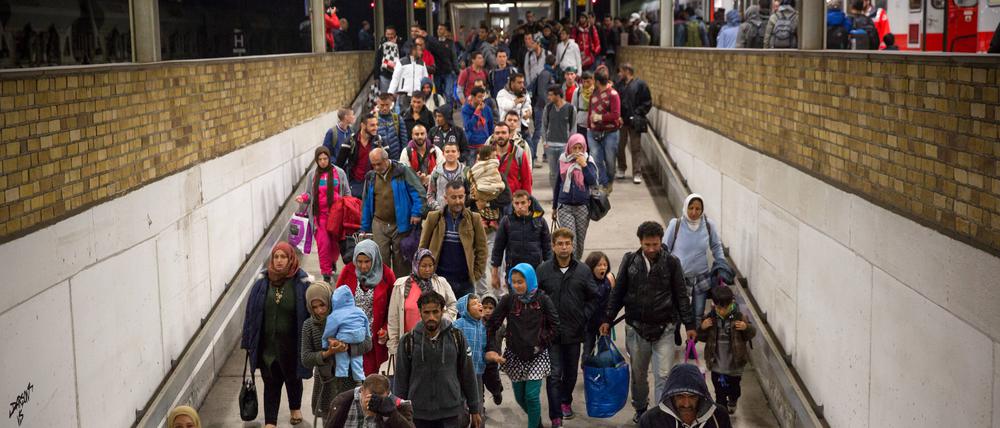 552 Geflüchtete kommen 2015 in einem Sonderzug aus Salzburg in Berlin an. In dem Jahr kamen so viele Menschen, dass Politik, Behörden, wir alle, überfordert waren.