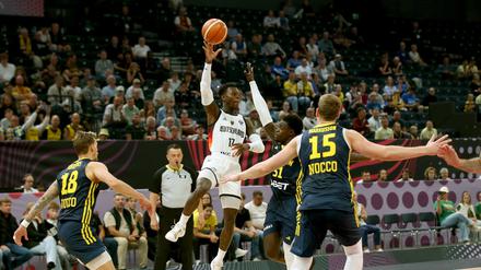 Dirigierte das Spiel: Dennis Schröder.