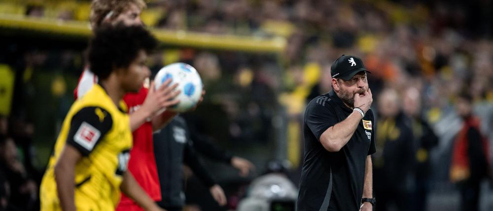 Beim letzten Spiel in Dortmund gab es für Baumgart (r.) und Union eine Klatsche. (Archivbild)