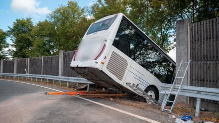 Der Bus brach in einer Kurve durch die Leitplanke und die Schallschutzwand.