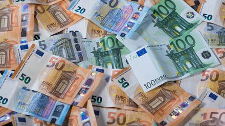 Euro-Geldscheine mit unterschiedlichen Werten. 