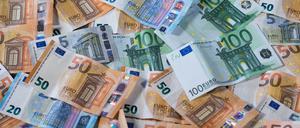 Euro-Geldscheine mit unterschiedlichen Werten. 