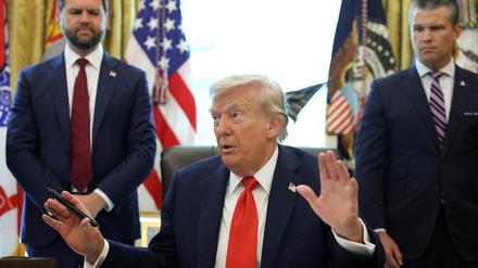 Donald Trump unterschreibt Executive Orders.