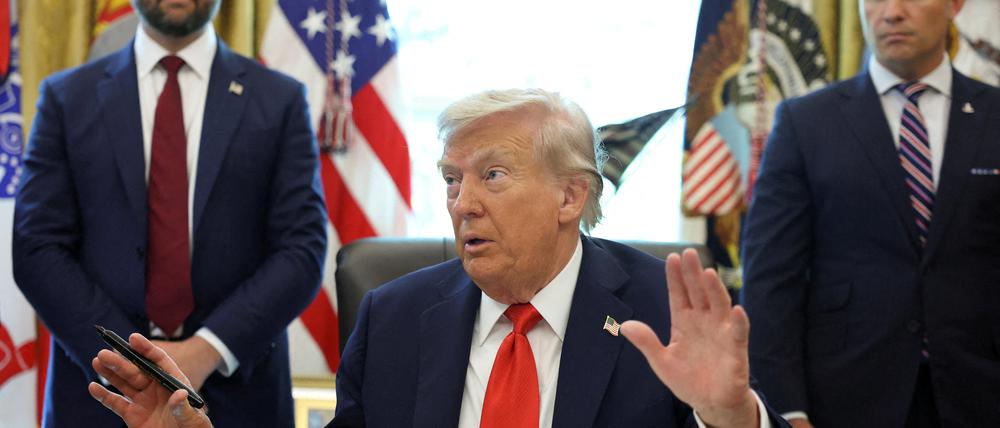 Donald Trump unterschreibt Executive Orders.