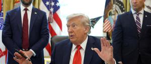 Donald Trump unterschreibt Executive Orders.