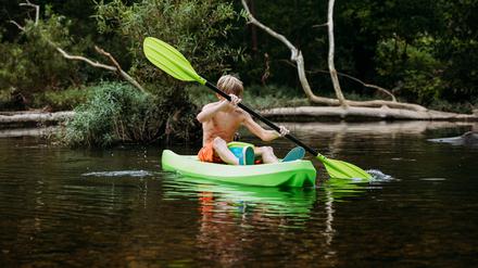 Sportarten wie Paddeln sind ideal für die Sommerferien.