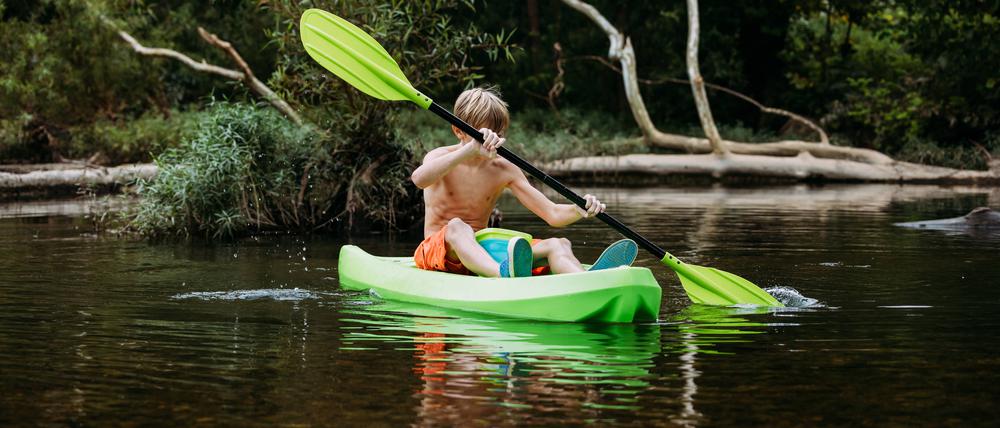 Sportarten wie Paddeln sind ideal für die Sommerferien.