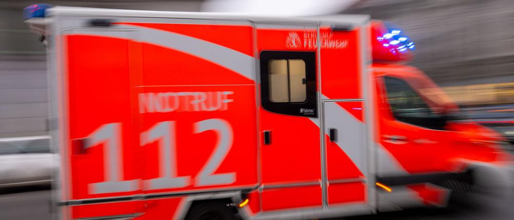 Eine junge Frau wird auf einem Zebrastreifen angefahren. (Symbolbild)