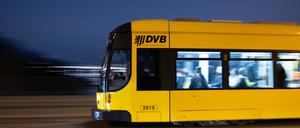 In der Dresdner Neustadt kam es in der Nacht zu Sonntag in einer Straßenbahn zu einem Messerangriff. (Symbolfoto)
