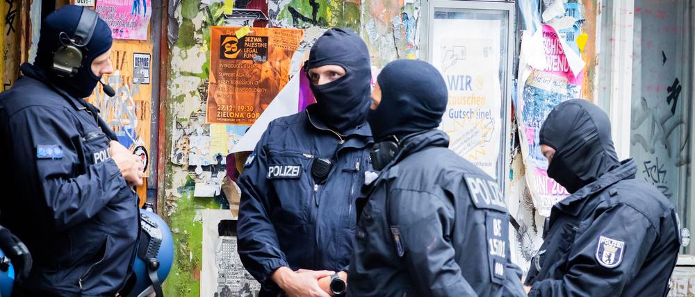 Polizeieinheiten am Donnerstagmorgen in der Rigaer Straße