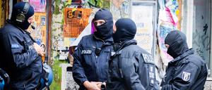 Polizeieinheiten am Donnerstagmorgen in der Rigaer Straße