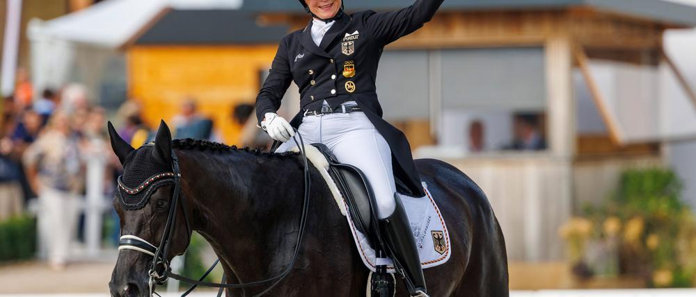 Isabell Werth freut sich auf ihrem Pferd Wendy.