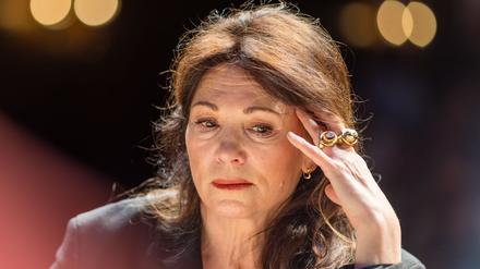 ARCHIV - 08.05.2025, Brandenburg, Senftenberg: Iris Berben, Schauspielerin, sitzt bei der Premiere für das Buch «#FürDemokratieGegenExtremismus» auf der Bühne im Theater Senftenberg.  (zu dpa: «Berben kritisiert Genuss-Feindlichkeit vieler Linker») Foto: Frank Hammerschmidt/dpa +++ dpa-Bildfunk +++