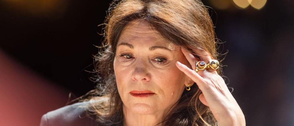 ARCHIV - 08.05.2025, Brandenburg, Senftenberg: Iris Berben, Schauspielerin, sitzt bei der Premiere für das Buch «#FürDemokratieGegenExtremismus» auf der Bühne im Theater Senftenberg. (zu dpa: «Berben kritisiert Genuss-Feindlichkeit vieler Linker») Foto: Frank Hammerschmidt/dpa +++ dpa-Bildfunk +++