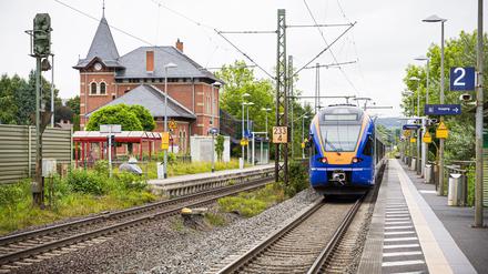 Am Bahnhof Friedland soll ein 31-Jähriger eine 16-Jährige vor einen Zug geschubst haben.