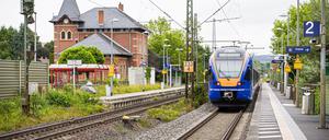 Am Bahnhof Friedland soll ein 31-Jähriger eine 16-Jährige vor einen Zug geschubst haben.
