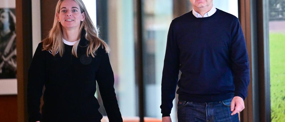 Die DFB-Funktionäre Nia Künzer und Bernd Neuendorf hoffen, dass die EM 2029 in Deutschland stattfindet. (Archivbild)