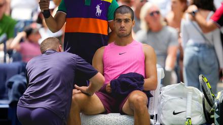 Eine Massage am Oberschenkel - dann rauschte Carlos Alcaraz ins Achtelfinale.