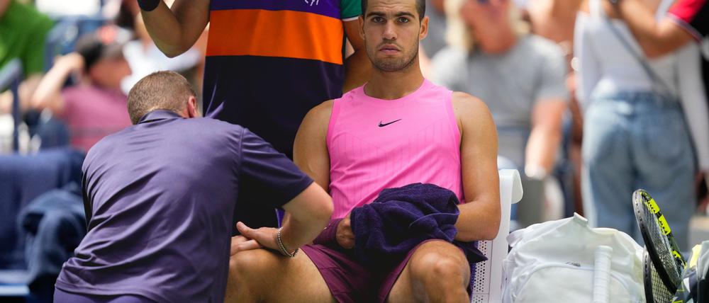 Eine Massage am Oberschenkel - dann rauschte Carlos Alcaraz ins Achtelfinale.