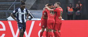 Und wieder jubeln die anderen. Deyovaisio Zeefuik (links) und Hertha BSC warten immer noch auf den ersten Sieg der Saison. 