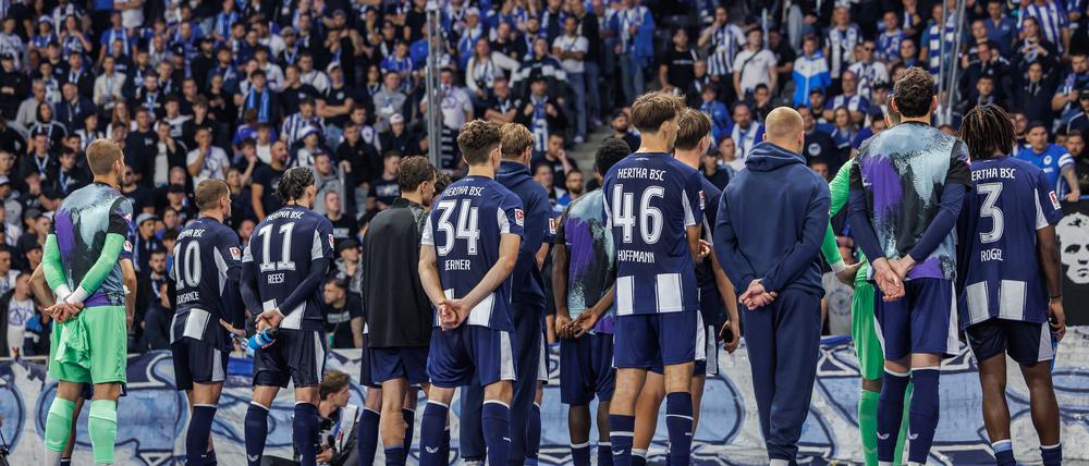 Herthas Profis müssen ein lautes Pfeifkonzert über sich ergehen lassen. 