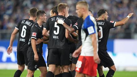 St. Paulis Spieler jubeln nach dem Treffer zum 0:1.