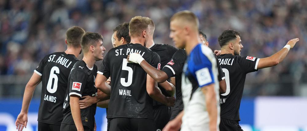 St. Paulis Spieler jubeln nach dem Treffer zum 0:1.
