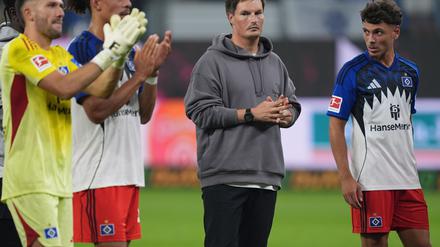 Enttäuscht nach dem 0:2 im Derby: die HSV-Profis und Trainer Merlin Polzin (2.v.r.).