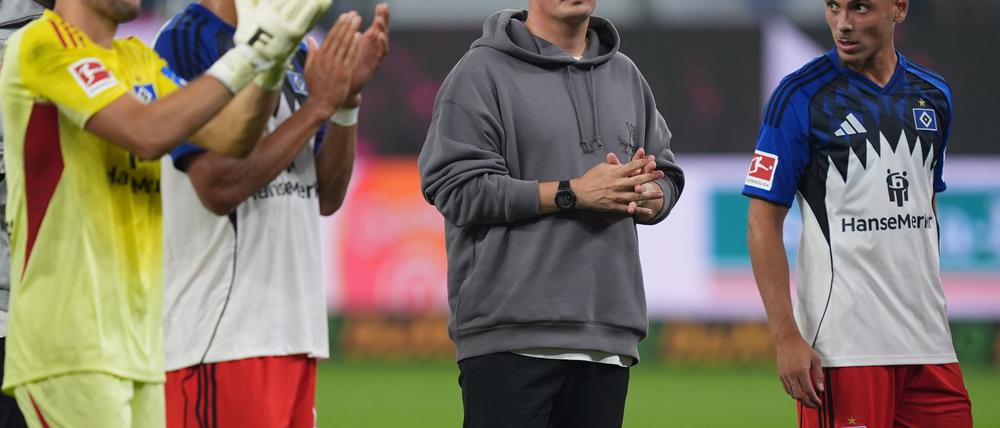 Enttäuscht nach dem 0:2 im Derby: die HSV-Profis und Trainer Merlin Polzin (2.v.r.).