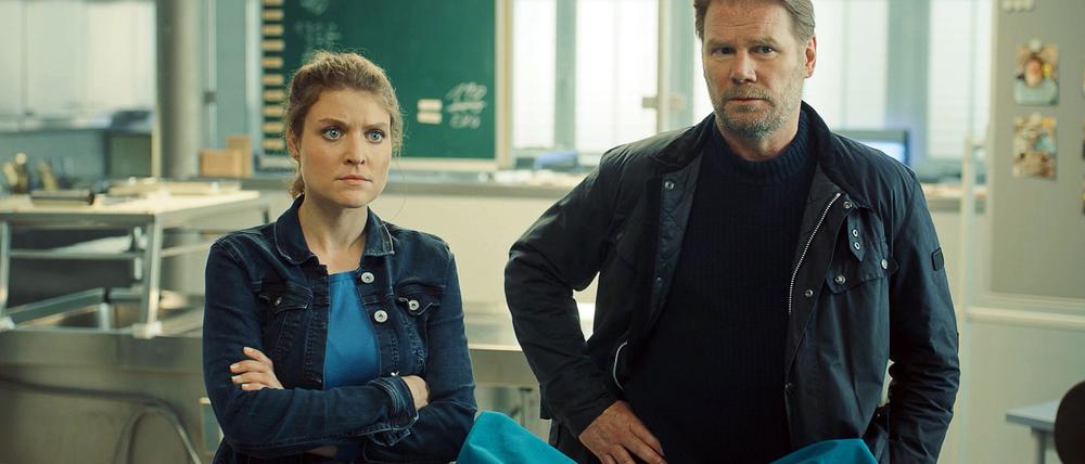 Karina Szabo (Lara Mandoki, l) und Robert Winkler (Kai Scheve) müssen die Identität der Leiche klären.