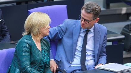 Julia Klöckner und Carsten Linnemann sitzen Anfang Juli 2024 im Bundestag.