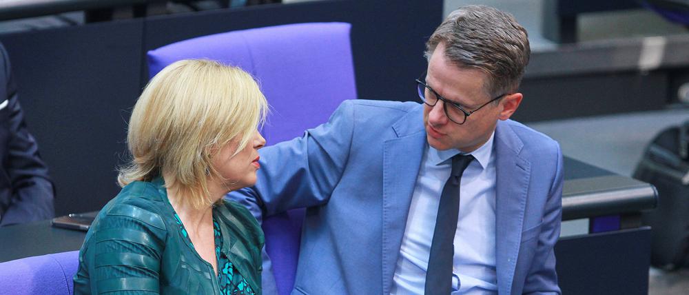 Julia Klöckner und Carsten Linnemann sitzen Anfang Juli 2024 im Bundestag.