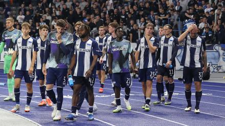 Die Leere im Blick. Herthas Spieler nach der Niederlage gegen die SV Elversberg.