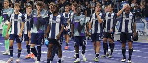 Die Leere im Blick. Herthas Spieler nach der Niederlage gegen die SV Elversberg.