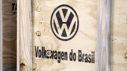 Das Bild zeigt eine Kiste mit Teilen für VW do Brasil.