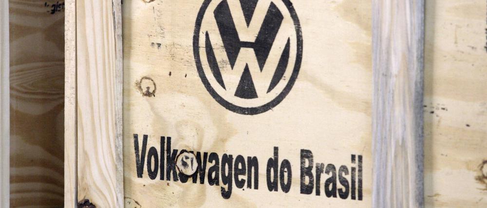 Das Bild zeigt eine Kiste mit Teilen für VW do Brasil.