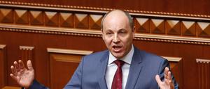 ARCHIV - 13.04.2016, Ukraine, Kiew: Andrij Parubij spricht während einer Sitzung des ukrainischen Parlaments in Kiew, Ukraine, am 14. April 2016 zu den Abgeordneten. Andrij Parubyj wurde zum neuen Sprecher des ukrainischen Parlaments gewählt.  (zu dpa: «Ukrainischer Ex-Parlamentschef in Lwiw getötet») Foto: Roman Pilipey/dpa +++ dpa-Bildfunk +++
